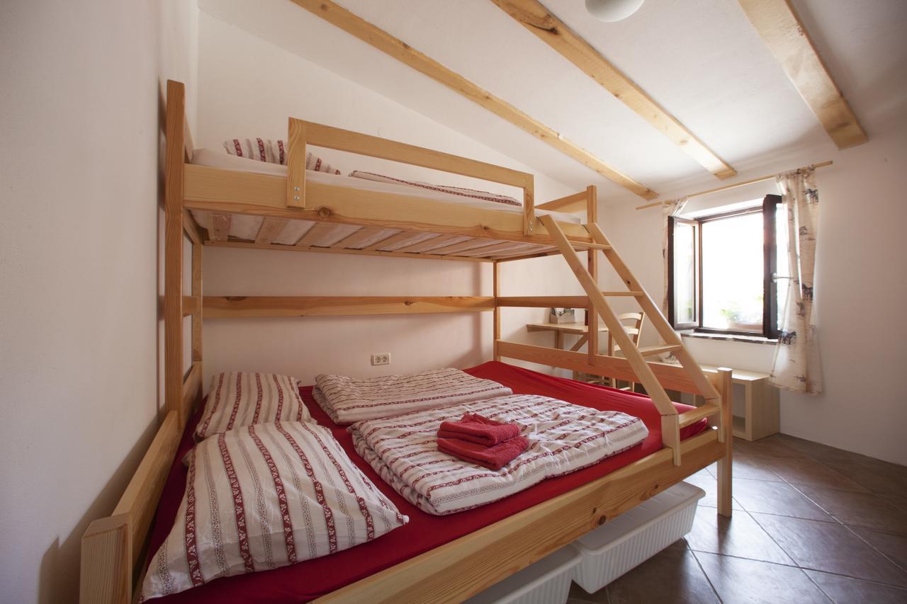 Črni Kal Hostel Xaxid מראה חיצוני תמונה