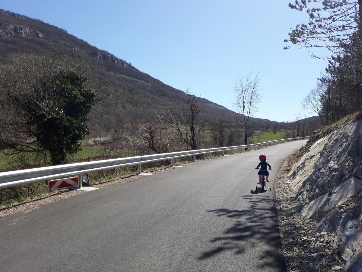Črni Kal Hostel Xaxid מראה חיצוני תמונה