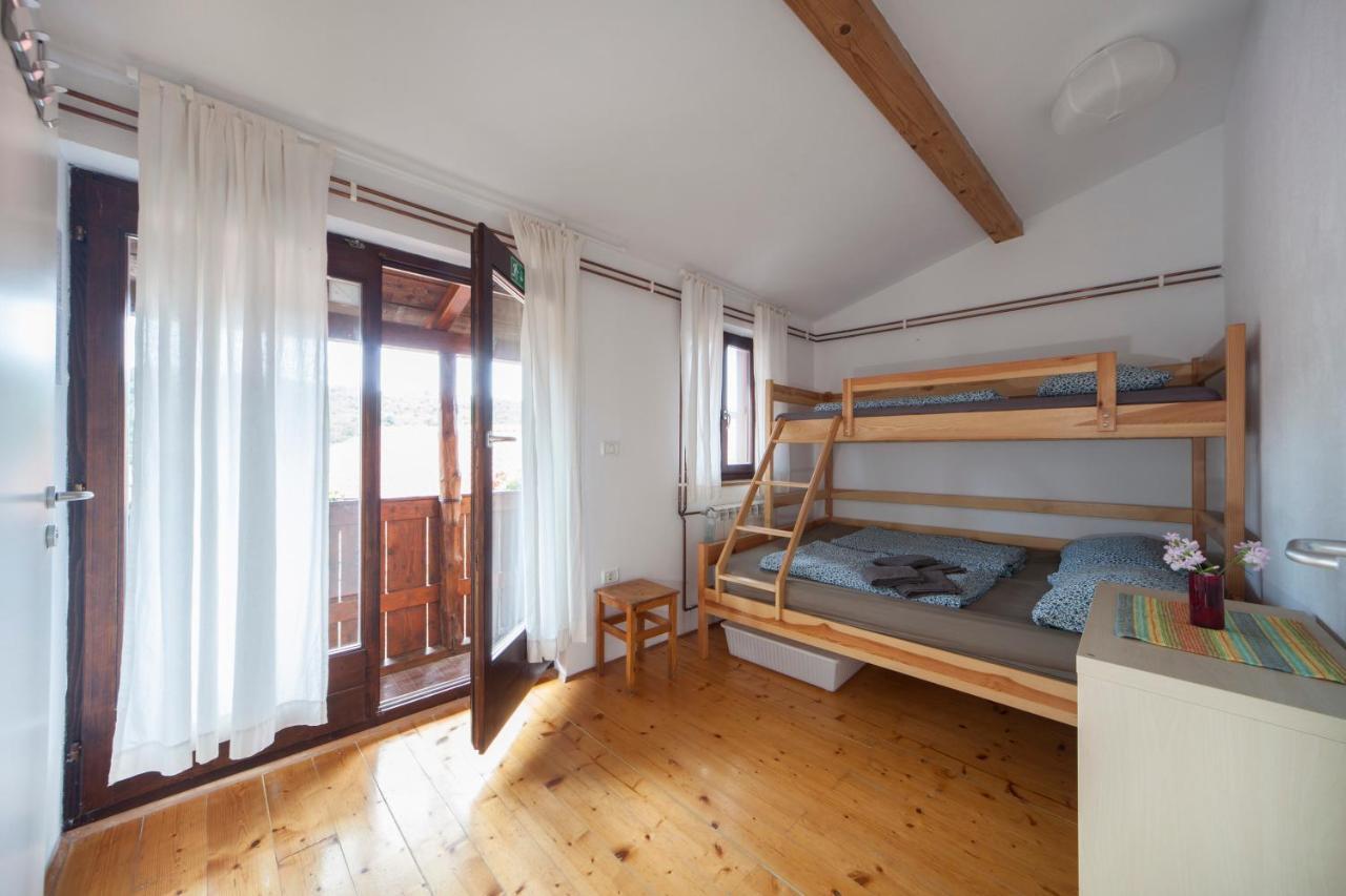 Črni Kal Hostel Xaxid מראה חיצוני תמונה