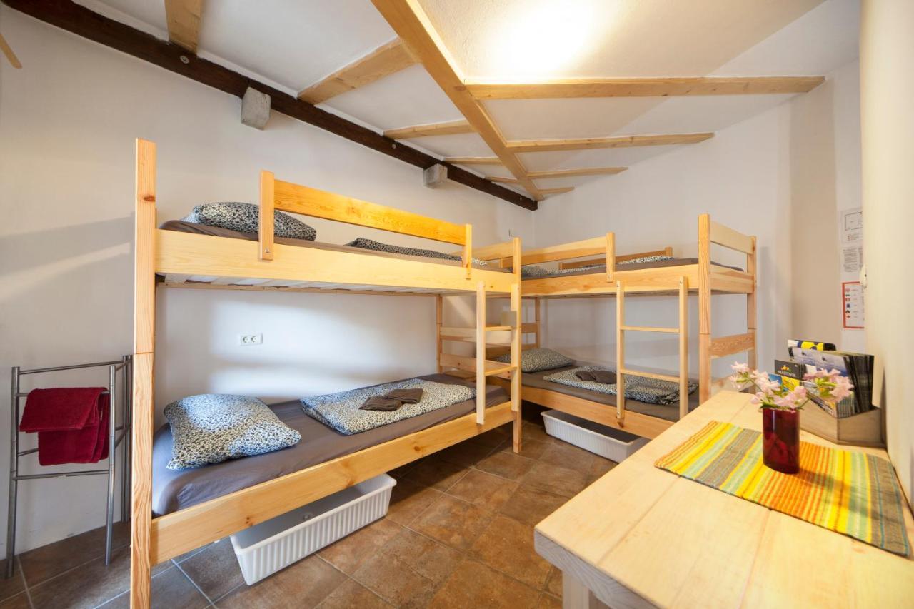 Črni Kal Hostel Xaxid מראה חיצוני תמונה